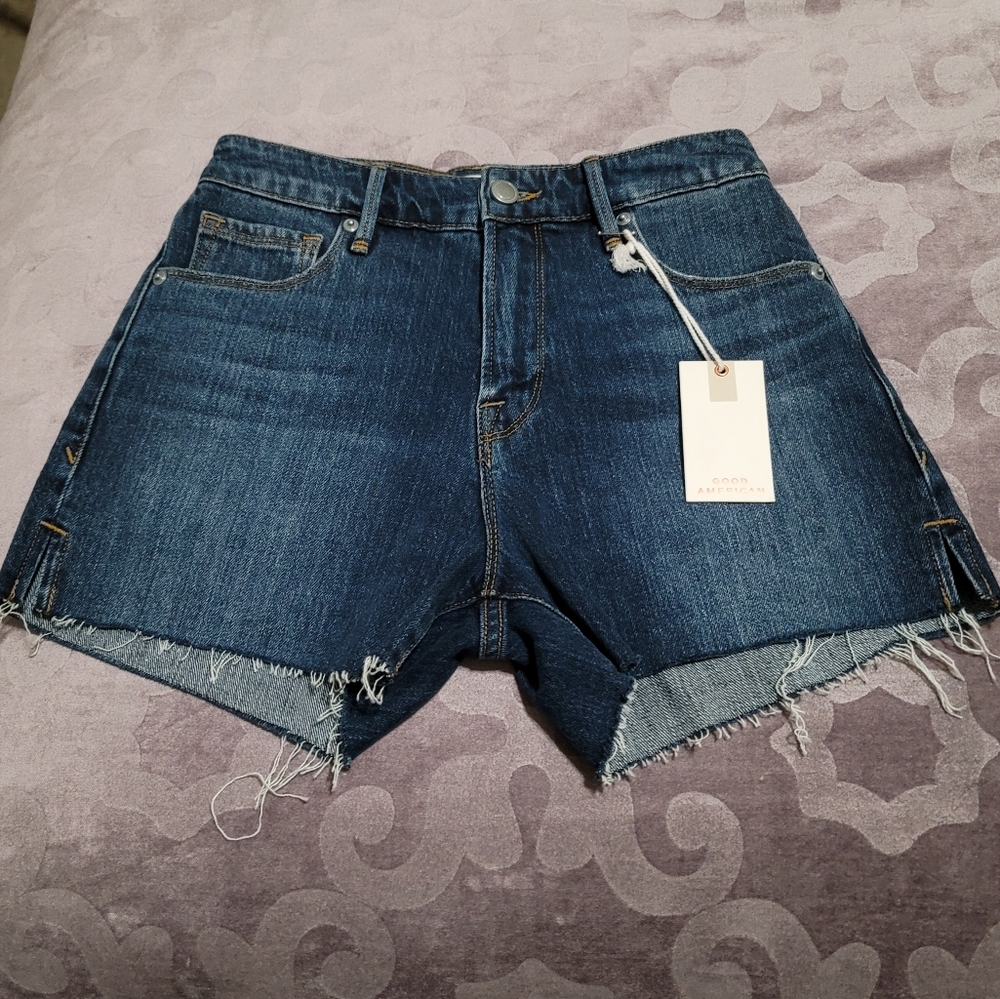 New with tag Good American high rise cut off raw hem demin shorts in size 00/24